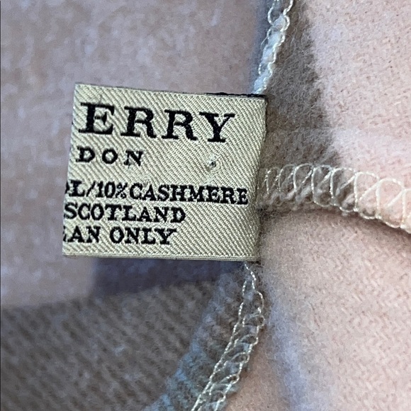 Burberry Upcycled pale pink Novacheck cashmere and merino wool fringed poncho - Picture 3 of 7